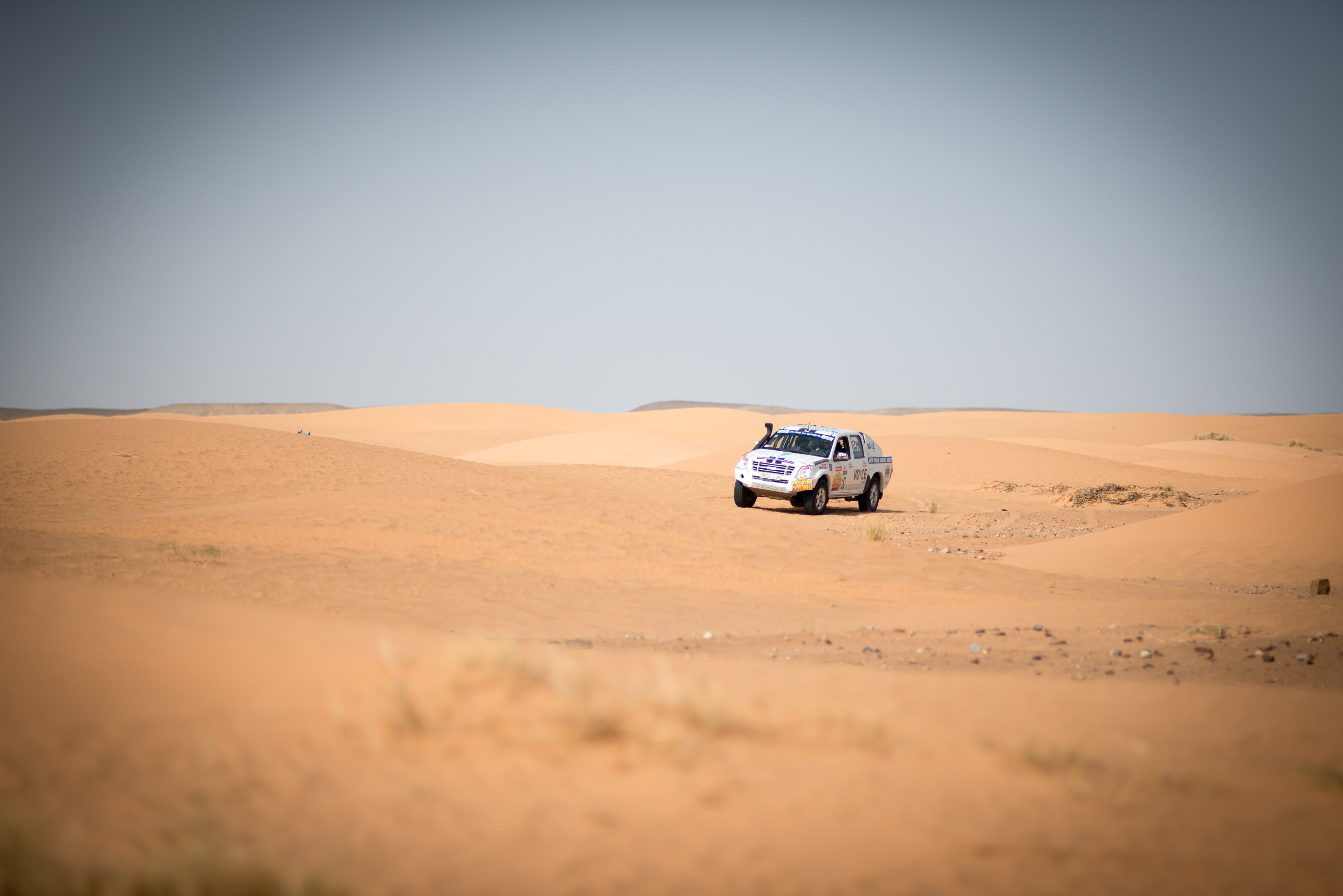 Team X Elles traversing the Sahara Desert during the 2014 Rallye Aicha de Gazelles. overlanding